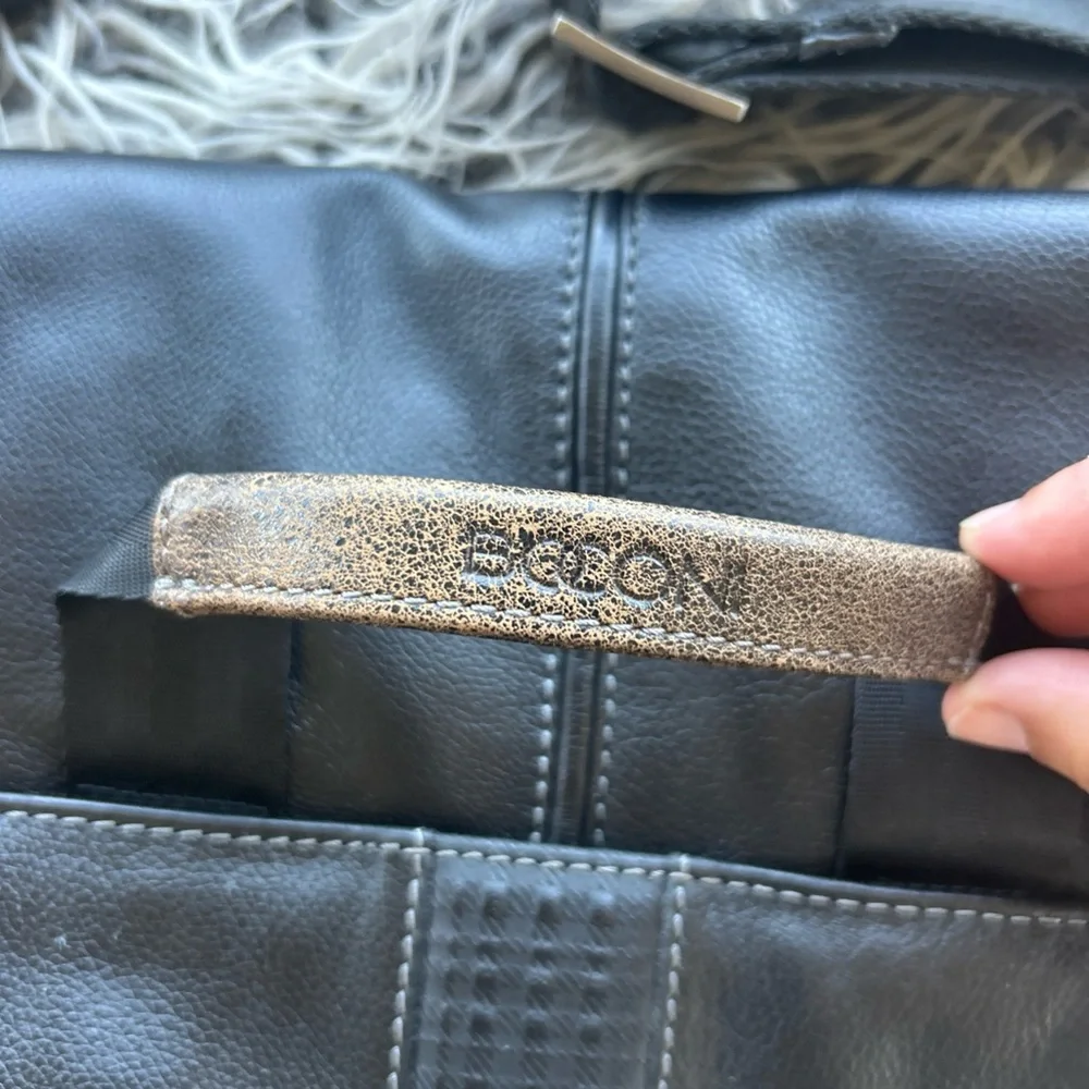 Boconi Leather Men’s Laptop Shoulder Bag. Black. The inside is very clean.